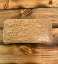 Load image into Gallery viewer, Woman’s Wallet
