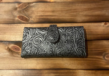 Load image into Gallery viewer, Woman’s wallet
